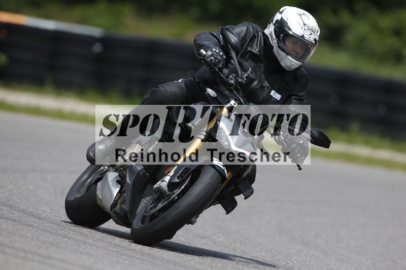 /Archiv-2024/29 12.06.2024 MOTO.CH Track Day ADR/Gruppe blau/26